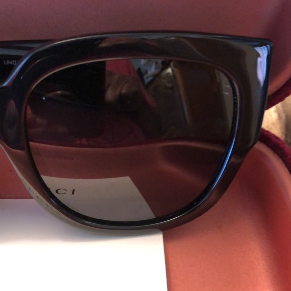Authentic like new Oversized GUCCI! Sunglasses with case, cloth, and dust bag - Picture 9 of 12